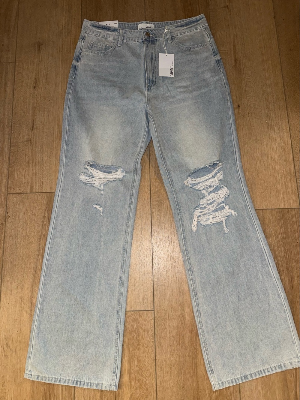 Brand new with tags VERVET Leslie 90’s Vintage Flare Jeans in a light wash.